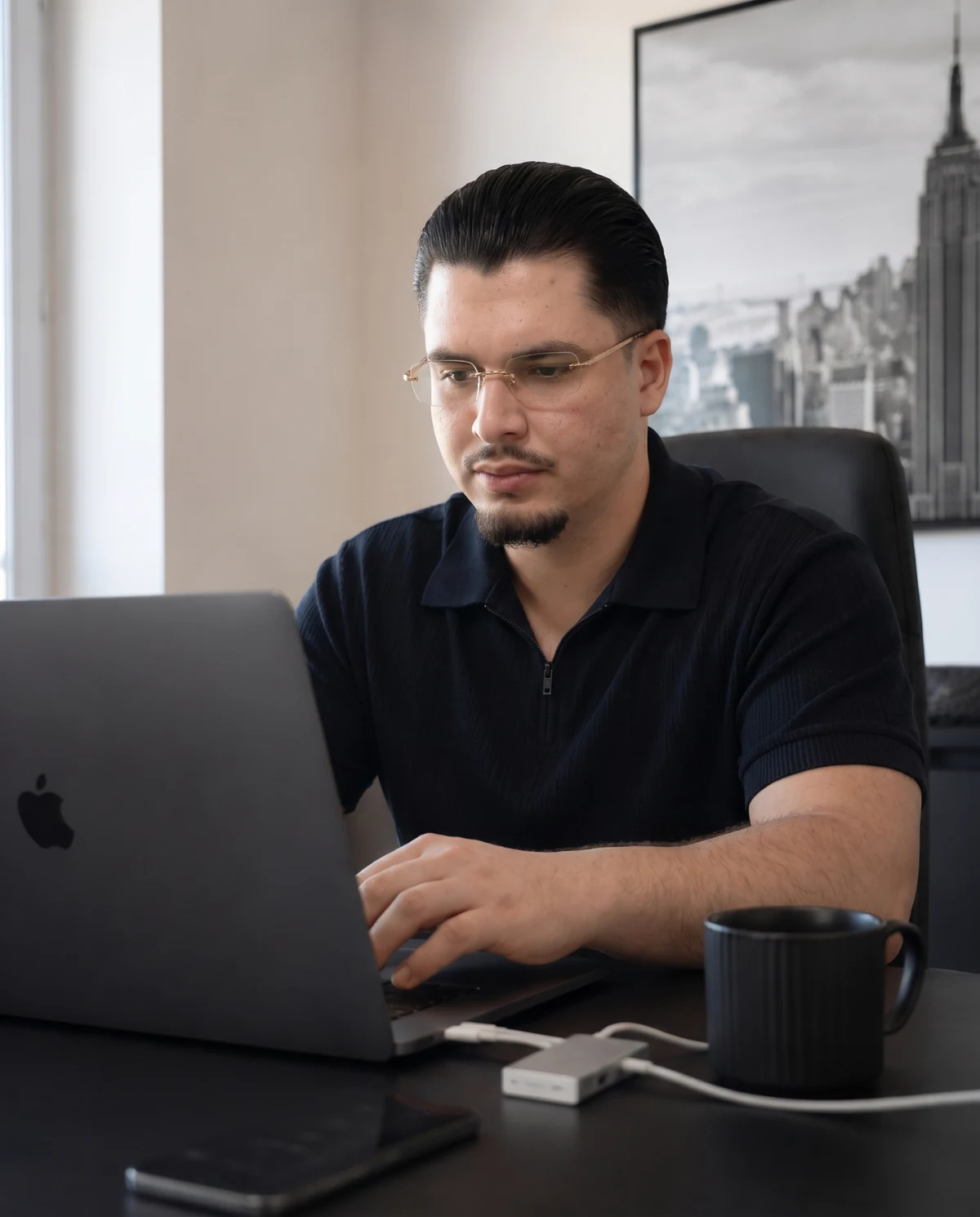 Raoul Weller von Rising LinkJuice bei der SEO-Analyse am Arbeitsplatz in Oldenburg